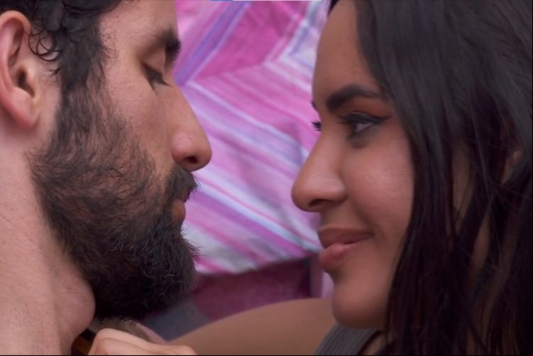 Depois de vários dias de paquera, Matteus e Isabelle finalmente se beijam