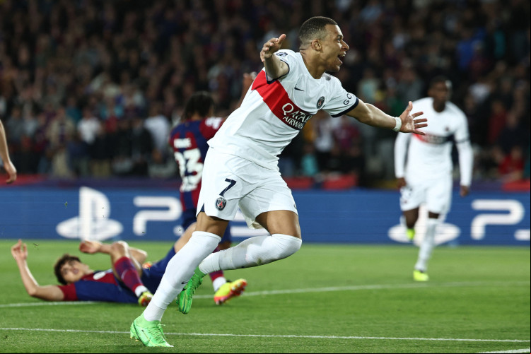 Mbappé comemora gol no jogo Barcelona x PSG, no Estádio Olímpico Lluis Company, pelas quartas de final da Champions League