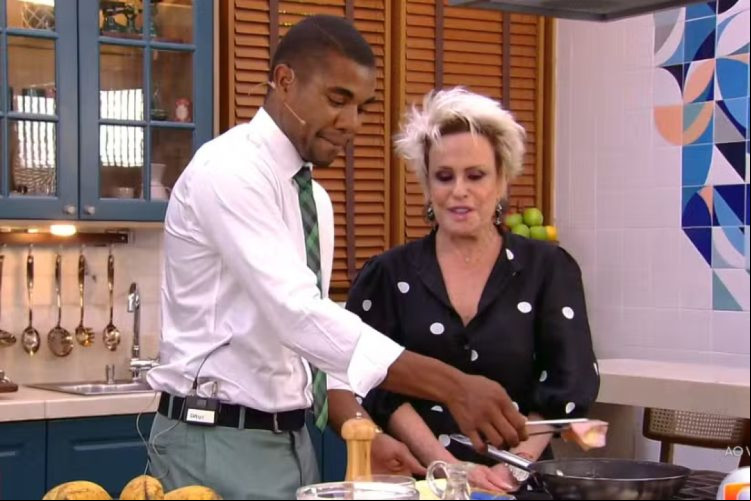 Davi cozinha sanduíches para a apresentadora Ana Maria Braga