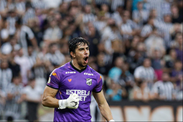 Goleiro Richard no jogo Ceará x Fortaleza, no Castelão, pela final do Campeonato Cearense 2024