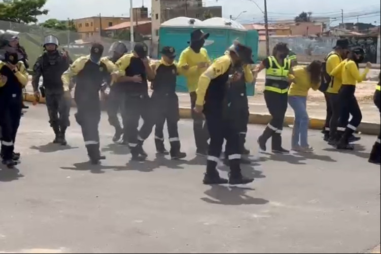 SERVIDORES são atingidos por spray de pimenta para dispersar
