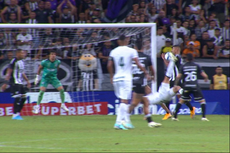 Lance de pênalti em Ceará x Goiás após Thiago Galhardo finalizar e a bola tocar no braço de David Ricardo