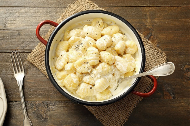 Nhoque de batata-doce com molho branco e queijo gorgonzola (Imagem: denio109 | Shutterstock) 