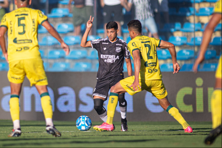 Erick Pulga no jogo contra o Mirassol pela Série B 2023