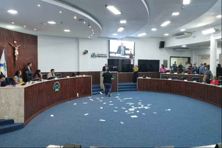 Vereador Inspetor Alberto (PL) jogou para cima, da tribuna, diversas cédulas falsas de dinheiro impressas com o rosto do prefeito Sarto