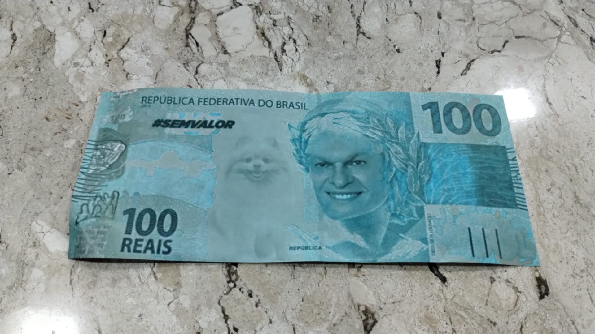 Imitação de cédula com rosto do prefeito Sarto e da cadela Marrion, mascote na campanha de 2020 Imitação de cédula com rosto do prefeito Sarto e da cadela Marrion, mascote na campanha de 2020