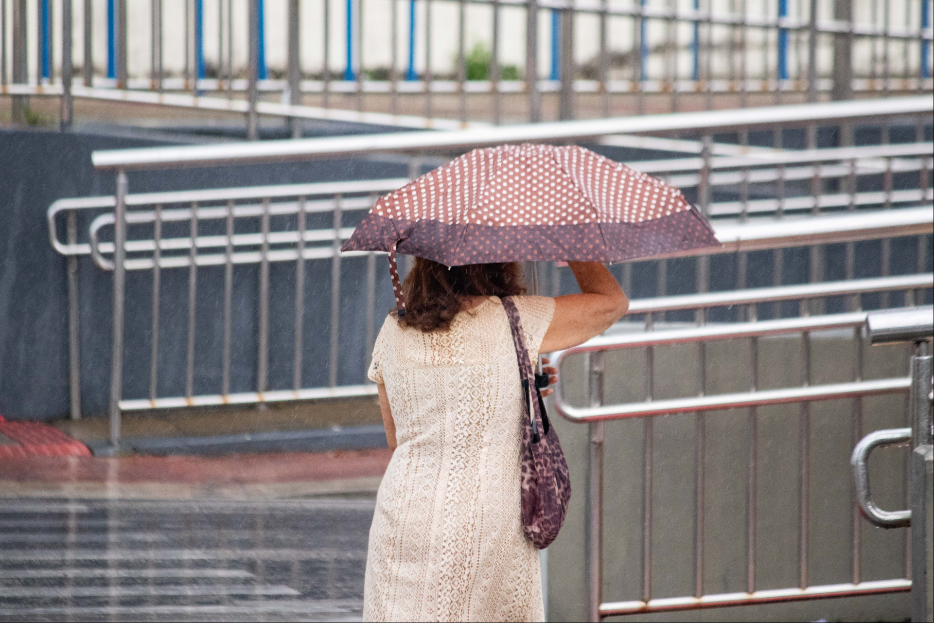 FORTALEZA, CEARÁ, BRASIL, 26-04-2024: Chuvas pela manhã com algumas pessoas com guarda chuva e capa de chuva na Avenida Aguanambi. (Foto: Samuel Setubal/ O Povo)