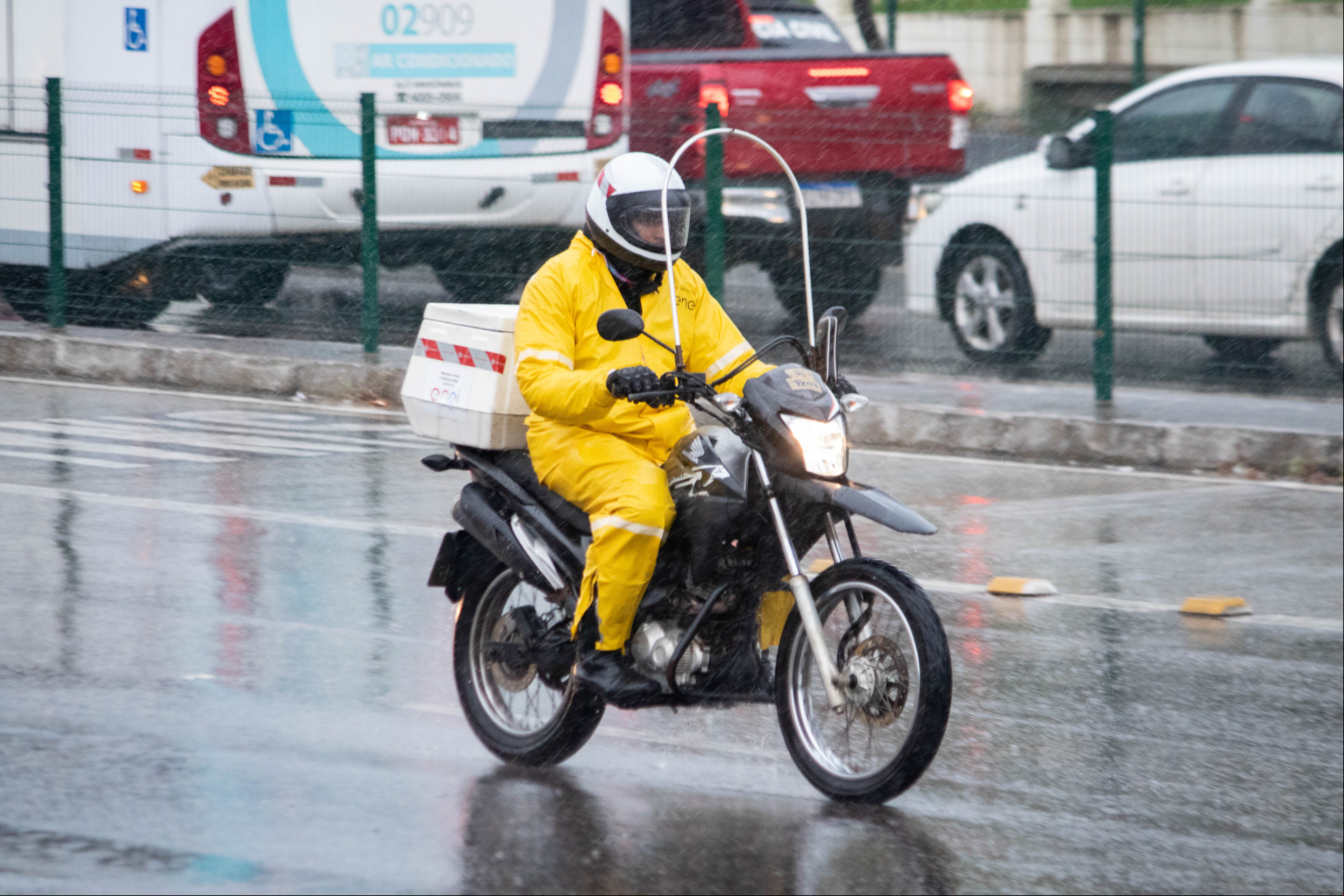 FORTALEZA, CEARÁ, BRASIL, 26-04-2024: Chuvas pela manhã com algumas pessoas com guarda chuva e capa de chuva na Avenida Aguanambi. (Foto: Samuel Setubal/ O Povo)