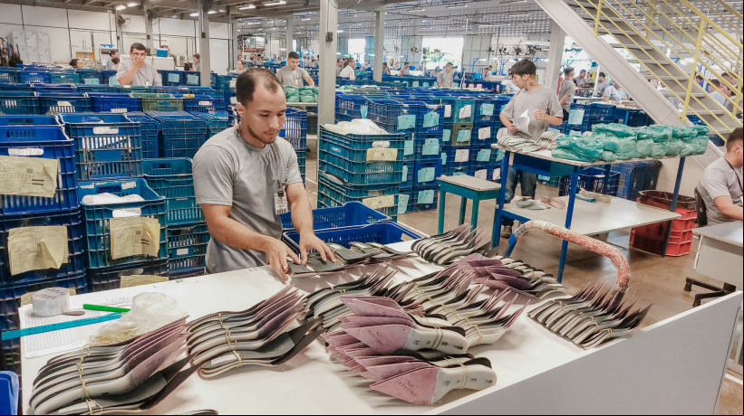 URUBURETAMA-CE, BRASIL, 30-04-24:  Atualmente, a Arezzo produz cerca de 4,5 mil a 5 mil pares de calçados diariamente