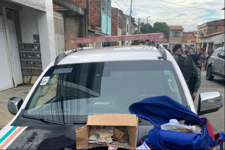 Armas e dinheiro apreendidos pela Polícia Militar na ação