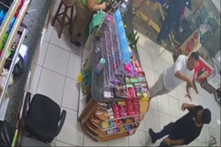 Guarda Municipal ameaça e agride homem em posto de combustíveis em Fortaleza
