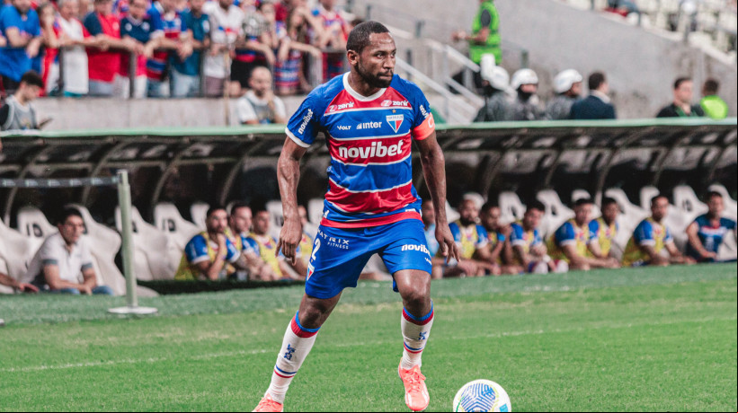 Lateral-direito Tinga no jogo Fortaleza x RB Bragantino, no Castelão, pelo Campeonato Brasileiro Série A 2024
