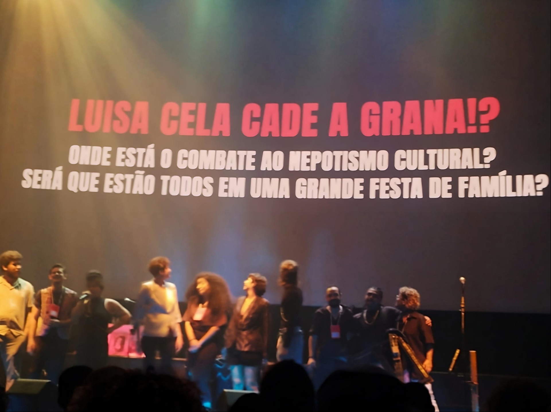 Manifestação no Cineteatro São Luiz ao fim do show de Roberta Kaya pedia pelo pagamento atrasado de editais da Secretaria de Cultura do Ceará Manifestação no Cineteatro São Luiz ao fim do show de Roberta Kaya pedia pelo pagamento atrasado de editais da Secretaria de Cultura do Ceará