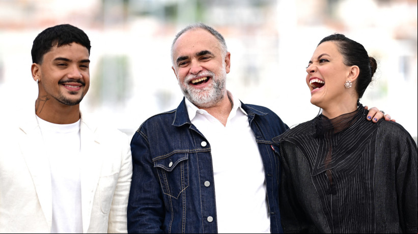 Iago Xavier, Karim Ainouz e Nataly Rocha na estreia do filme "Motel Destino", realizada durante o Festival de Cannes