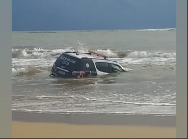 Viatura da Polícia Militar atola em orla da Praia de Flecheiras, no Ceará 
 