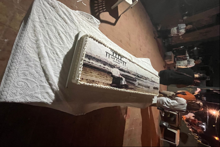 Um bolo gigante foi servido à comunidade no aniversário de 118 anos do Poço da Draga(Foto: Karyne Lane/O POVO)