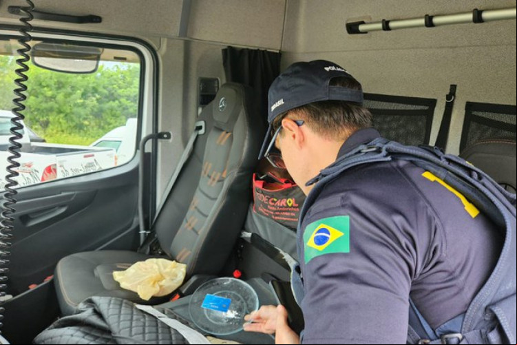 Agentes encontraram drogas durante abordagens