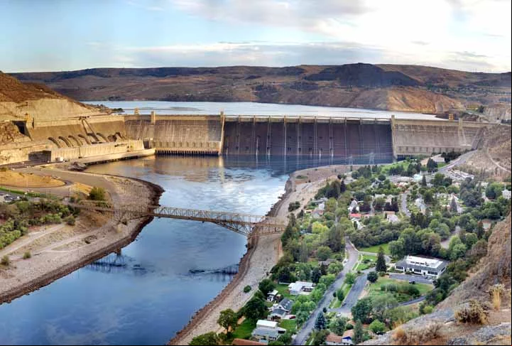 Localizada no Rio Columbia, no estado de Washington, e construída em 1933, durante a Grande Depressão, ela possui uma capacidade instalada de 6.494 MW.