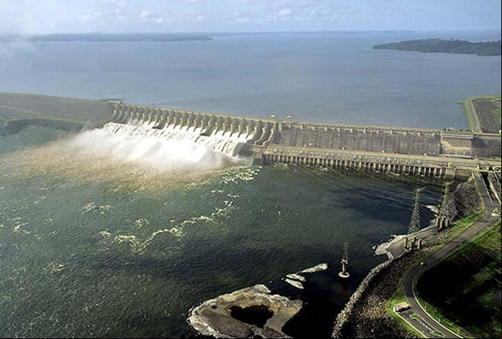 A construção da usina foi iniciada em 1974 e concluída em 1984. São 20 turbinas Kaplan de 418,5 MW cada, capazes de gerar eletricidade suficiente para abastecer cerca de 12 milhões de residências.