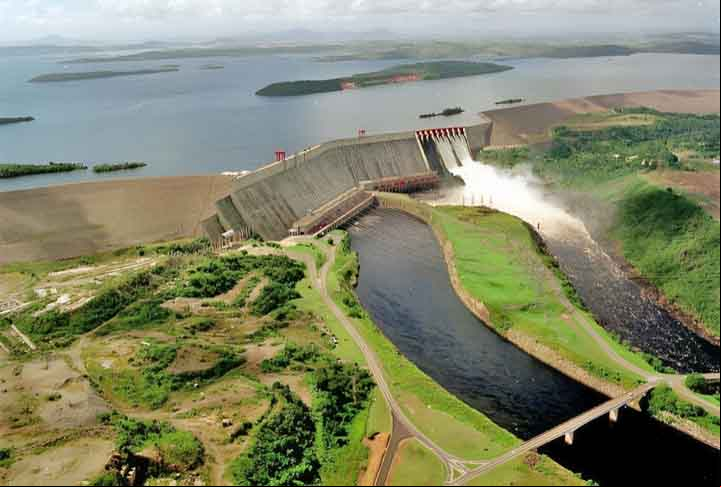 Com uma capacidade instalada de 10.200 MW, ela assegura o fornecimento de eletricidade para toda a Venezuela e ainda envia parte da sua energia para o Brasil, especialmente para o Estado de Roraima.