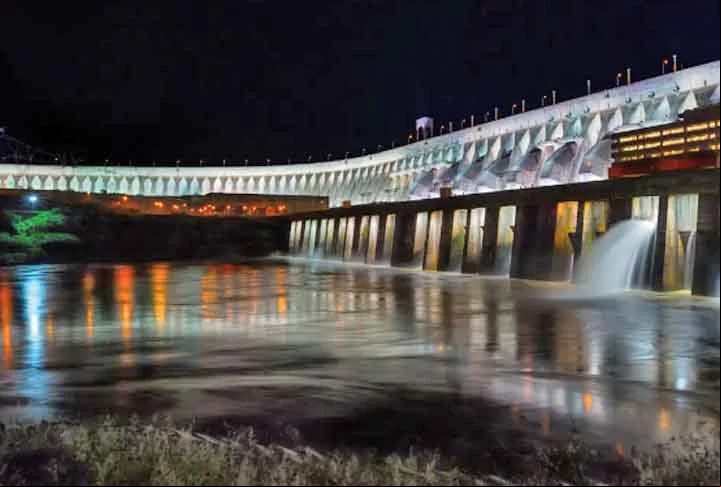 A barragem foi construída pelos dois países entre 1975 e 1982. O nome Itaipu foi tirado de uma ilha que existia perto do local de construção.
