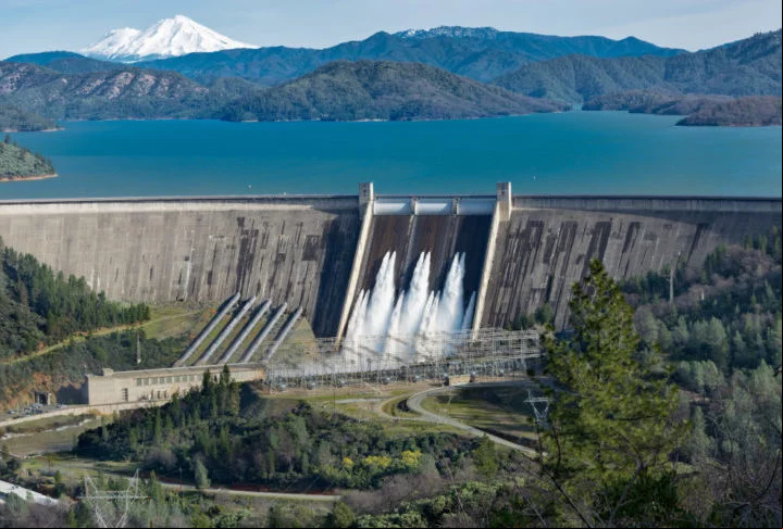 Com o acúmulo de água, o aumento da pressão faz com que a água e pelas turbinas, o que movimenta o gerador e converte energia mecânica em energia elétrica.