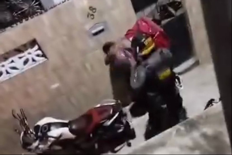 Vídeo mostra momento em que entregador é agredido por policial, na noite do último domingo, 9, em Fortaleza