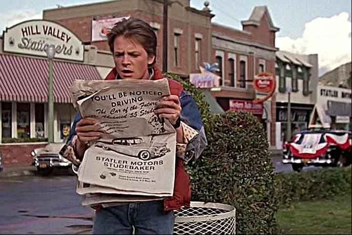 Hill Valley é uma cidade que abriga a torre do relógio e os lares dos personagens do célebre filme De Volta Para o Futuro, estrelado por Michael J. Fox.