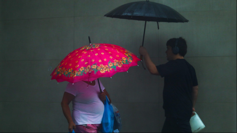 FORTALEZA-CE, BRASIL, 14-06-2024: Pessoas com guarda-chuva. (foto: Beatriz Boblitz/O Povo)