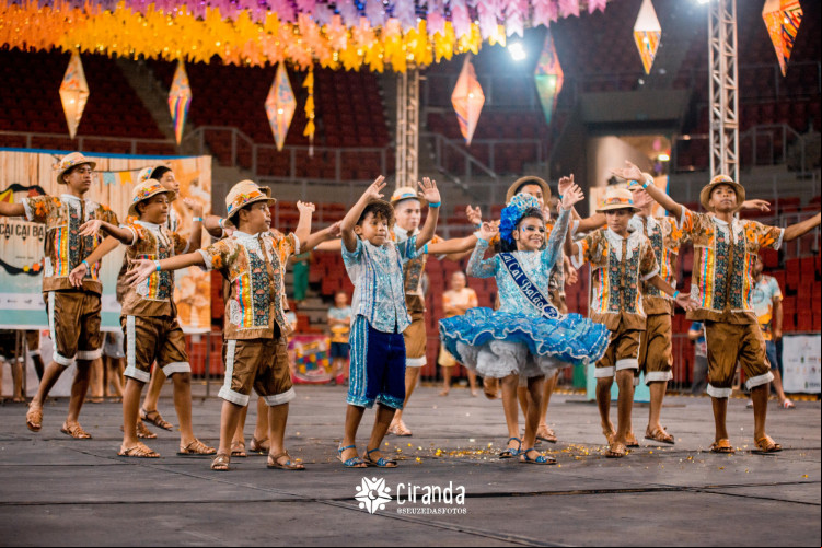 Quadrilha junina infantil Cai Cai Balão se apresenta no Arraiá do Zé