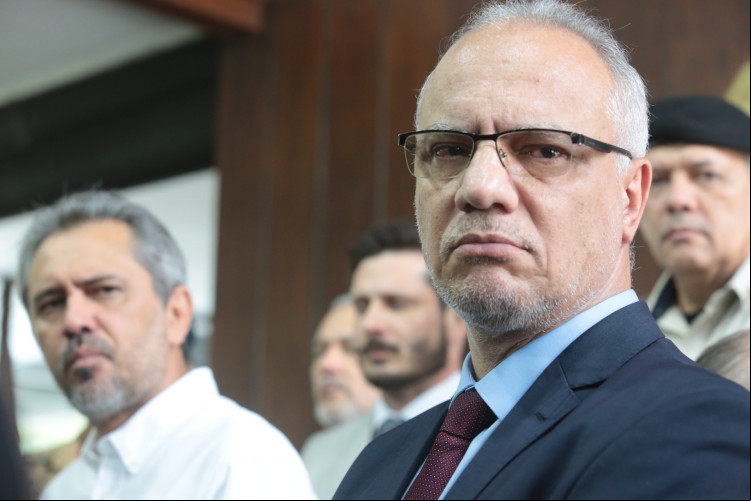 Secretário da Segurança Pública e Defesa Social, Roberto Sá, ao lado do governador Elmano de Freitas, durante a coletiva de imprensa após a reunião do Comitê Estratégico de Segurança Integrada do Ceará (Coesi)
