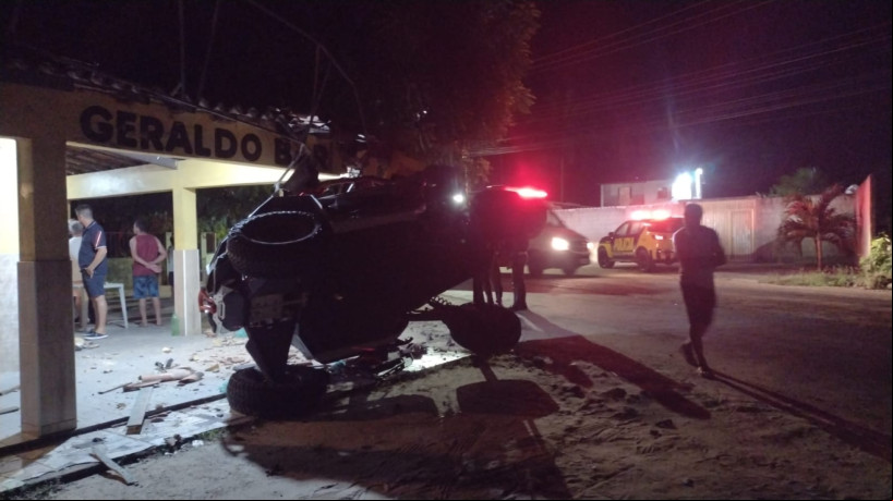 Além de capotar quadriciclo, condutor invadiu estabelecimento com o veículo; caso ocorreu em Caucaia na noite desse sábado, 29 Além de capotar quadriciclo, condutor invadiu estabelecimento com o veículo; caso ocorreu em Caucaia na noite desse sábado, 29