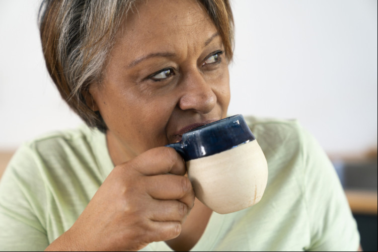 Estudos já indicavam que o consumo regular e moderado de cafeína parece desacelerar o declínio cognitivo relacionado ao Alzheimer