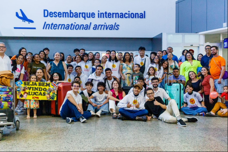 Jovens do projeto Geração Bilíngue, no Aeroporto de Fortaleza, após retornam de intercâmbio em Manchester