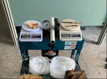Polícia Militar do Ceará apreende mulher de 22 anos e desativa laboratório de drogas, em Camocim 