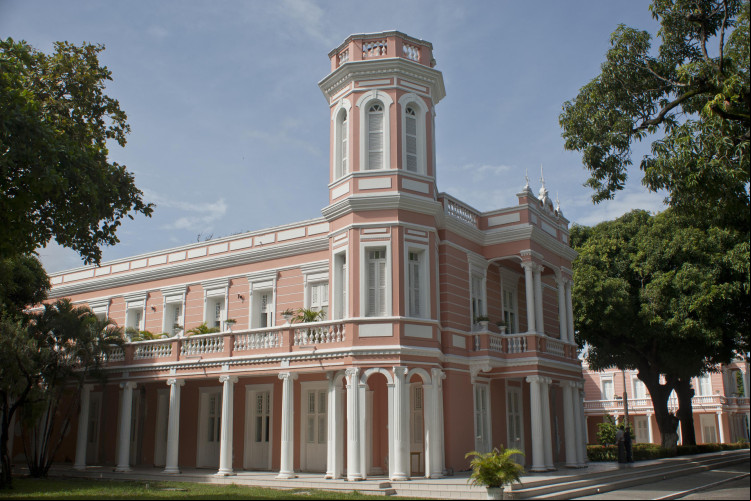 Estudantes da UFC cobram posto da Guarda Municipal após onda de assaltos no entorno dos campi