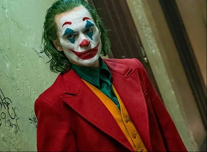 O filme de 2019, que contava uma alternativa para a origem do vilão dos quadrinhos do Batman, foi um sucesso comercial, com bilheteria de mais US$ 1 bilhão ao redor do mundo, e de crítica. Entre os dois Oscars recebidos pela produção está o de melhor ator para Joaquin Phoenix.