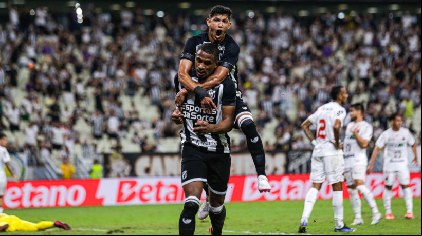 Atacantes Erick Pulga e Saulo Mineiro comemoram gol no jogo Ceará x Ituano, no Castelão, pelo Campeonato Brasileiro Série B 2024