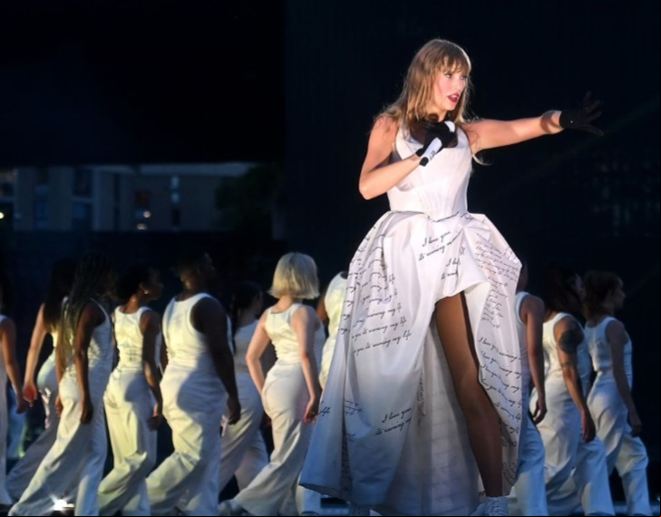 A cantora Taylor Swift está percorrendo os cinco continentes desde março de 2023 com “The Eras Tour”, a turnê mais lucrativa do mundo do ano ado. A agem pela Europa, que começou em maio de 2024, na França, tem impactado a artista pelas experiências pessoais inéditas.