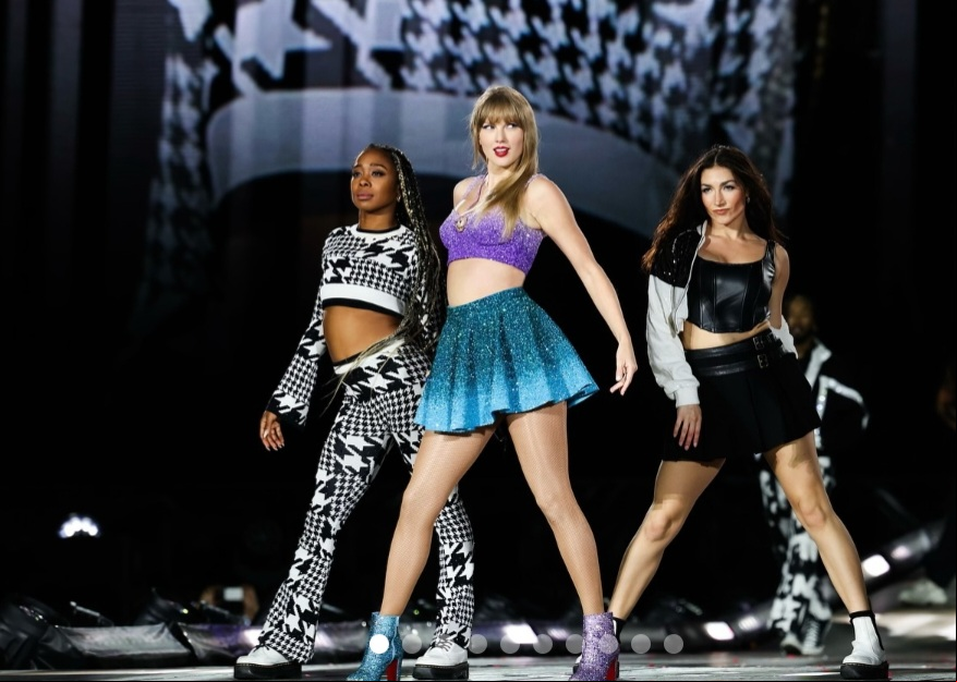 No palco Milão ocorreu um episódio que arrancou risadas do público. Taylor Swift engoliu, por acidente, um inseto. “Eu sabia que isso iria acontecer porque há muitos insetos aqui estou noite”, declarou a cantora, que completou: ‘Eu só preciso tossir um pouco”