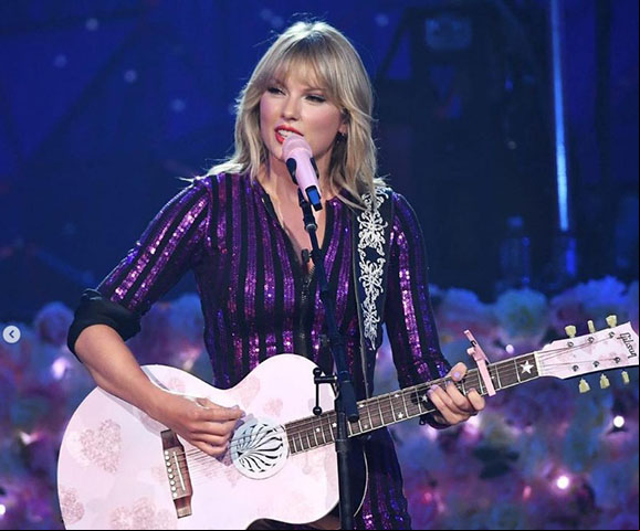 A turnê de Taylor Swift ou pelo Brasil em novembro de 2023 e pôs os fãs da cantora em polvorosa na busca por ingressos, com filas imensas, especialmente nos meios digitais.