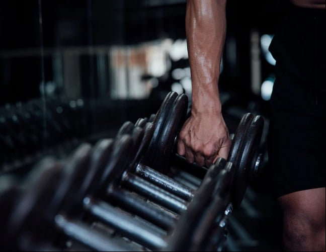 Dica número 6: Ganhe massa magra - Um quilo de músculo queima 2,5 vezes mais calorias que 1 kg de gordura quando em repouso. Por isso, tenha uma boa rotina de treinos na academia, pois levantar peso direcionado nos músculos é a forma mais prática e eficaz de desenvolver seus músculos.