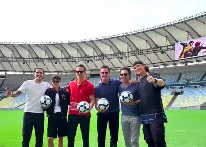 Os atores também estiveram no Maracanã, e bateram bola com os jogadores do Flamengo, Pedro e David Luiz.