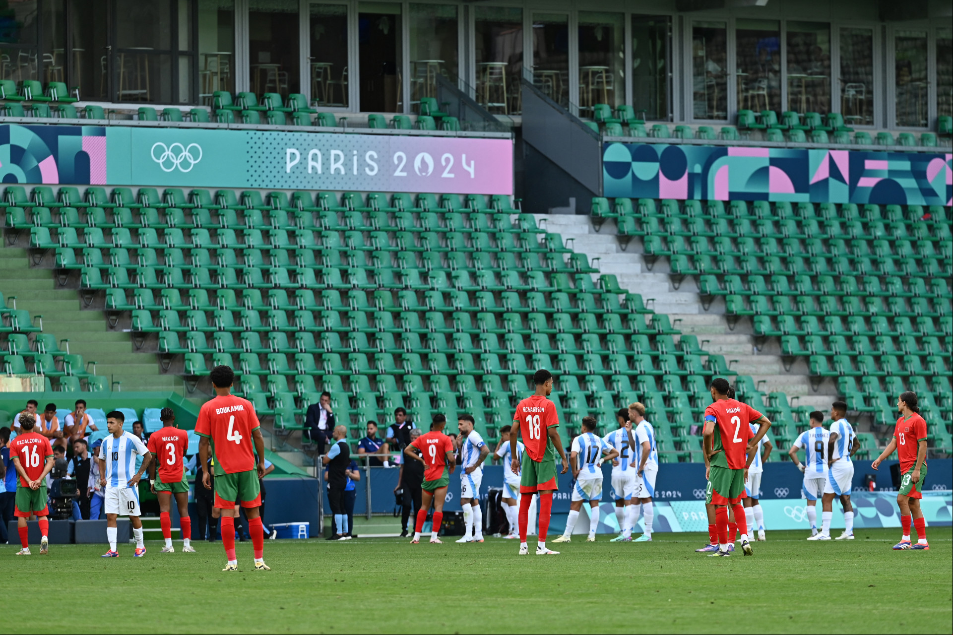 Partida entre Marrocos e Argentina foi reiniciada com gol argentino anulado após mais de uma hora de paralisação na estreia das Olimpíadas. Partida entre Marrocos e Argentina foi reiniciada com gol argentino anulado após mais de uma hora de paralisação na estreia das Olimpíadas.