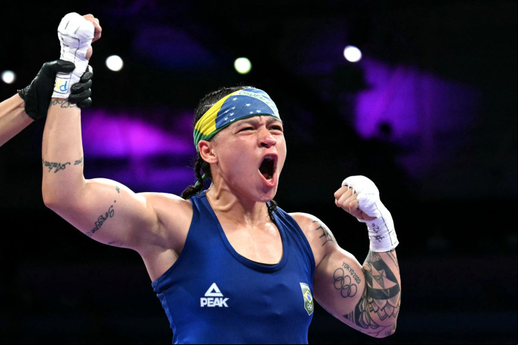 Bia Ferreira encaminhou medalha para o Brasil no boxe feminino.