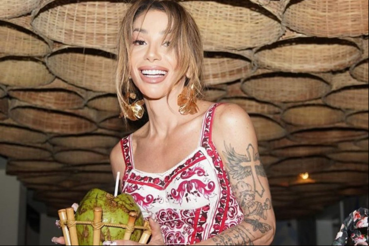 Maya Massafera usa look da marca de luxo Dolce & Gabbana durante férias na Bahia