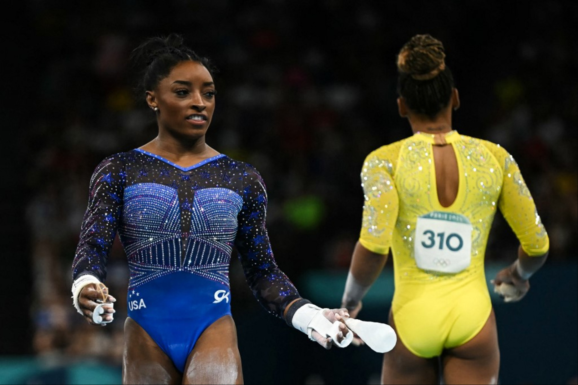 A norte-americana Simone Bile (E) e a brasileira Rebeca Andrade competem na final geral feminina da ginástica artística durante os Jogos Olímpicos de Paris 2024, na Bercy Arena, em Paris, no dia 1º de agosto de 2024. A norte-americana Simone Bile (E) e a brasileira Rebeca Andrade competem na final geral feminina da ginástica artística durante os Jogos Olímpicos de Paris 2024, na Bercy Arena, em Paris, no dia 1º de agosto de 2024.