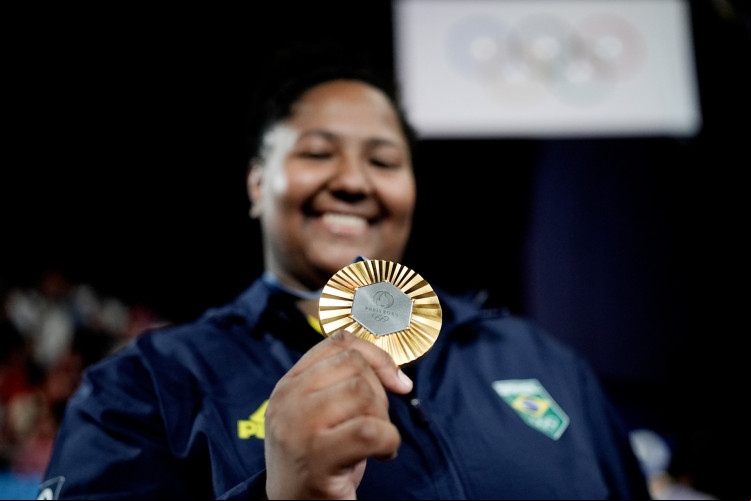 A judoca Beatriz Souza com medalha de ouro