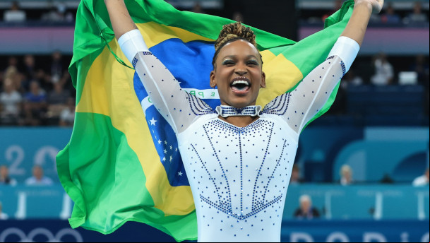 Rebeca Andrade faz história novamente e é prata no salto