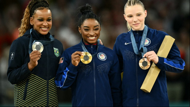 A brasileira Rebeca Andrade (prata), as norte-americana Simone Biles (ouro) Jade Carey (bronze) posam durante a cerimônia do pódio do salto feminino da ginástica artística durante os Jogos Olímpicos de Paris 2024, na Bercy Arena, em Paris, em 3 de agosto de 2024.